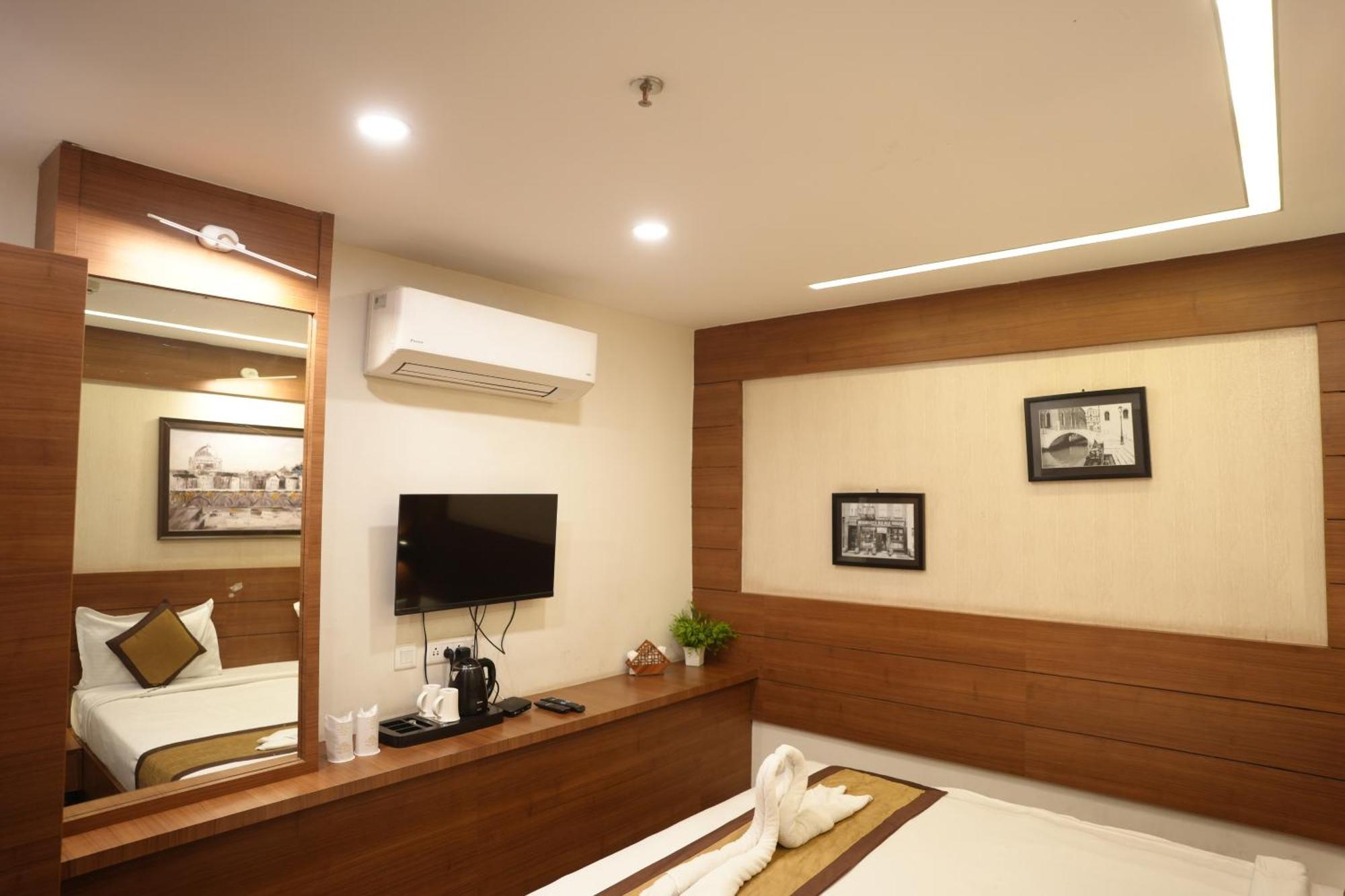 Hotel Silkhouse Premier Danapur Exterior photo